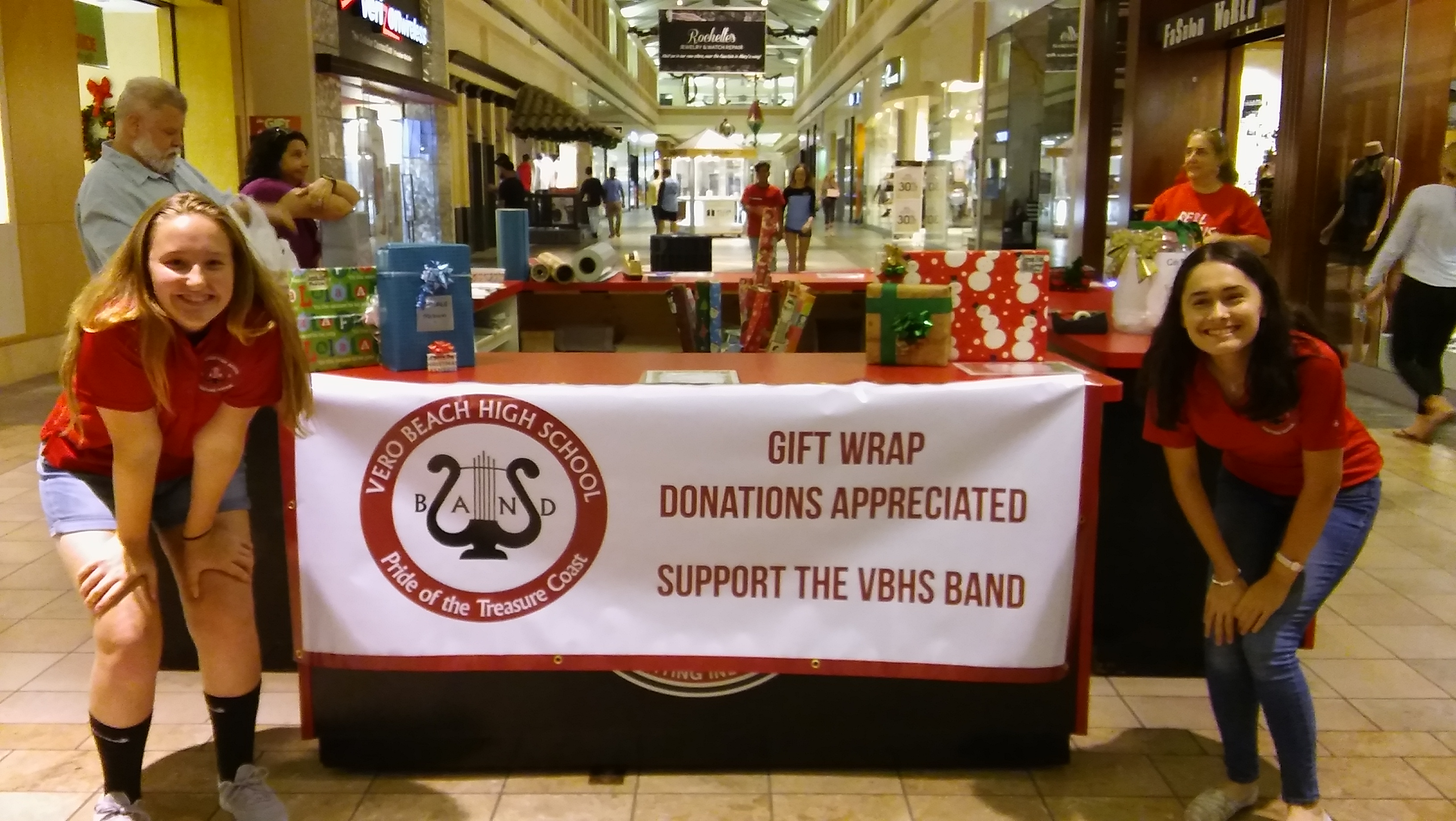 VBHS Band Wrapping Gifts at Indian River Mall 2
